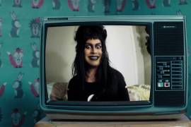 Si eres darks, debes ver ‘Dark’, dice la Elvira en nuevo trailer promocional de Netflix