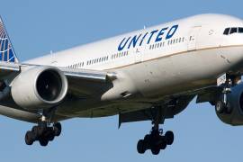 United Airlines llegó a un acuerdo con pasajero sacado de avión