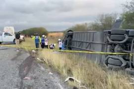 Volcó autobús con integrantes de FRENAAA; hay 2 muertos y 21 heridos