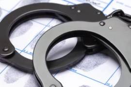 Solicitó dinero bajo el argumento de que los recursos serían utilizados para “obtener su libertad” y “cumplir condiciones impuestas por el juez”.