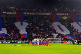 El Olympique de Lyon vivió una de sus temporadas más extrañas: éxito deportivo en la cancha, pero descenso por crisis financiera.