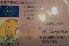 Policía detiene a hombre con licencia de Homero Simpson