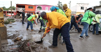 Personal de distintas áreas municipales trabajó en el retiro de lodo y residuos arrastrados por la corriente, tras las afectaciones ocasionadas por las lluvias en Saltillo.