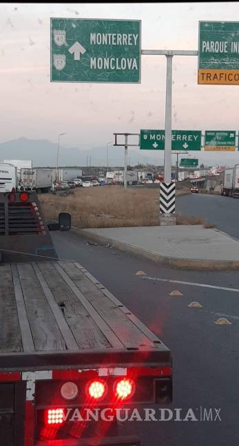 $!Vuelve a colapsar carretera Saltillo-Monterrey por mantenimiento vial
