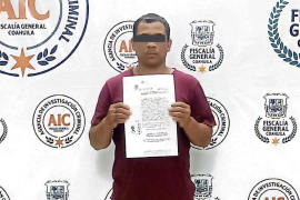 Elementos de la Agencia de Investigación Criminal detuvieron en Ciudad Acuña a un hombre buscado por homicidio calificado en Nuevo León.