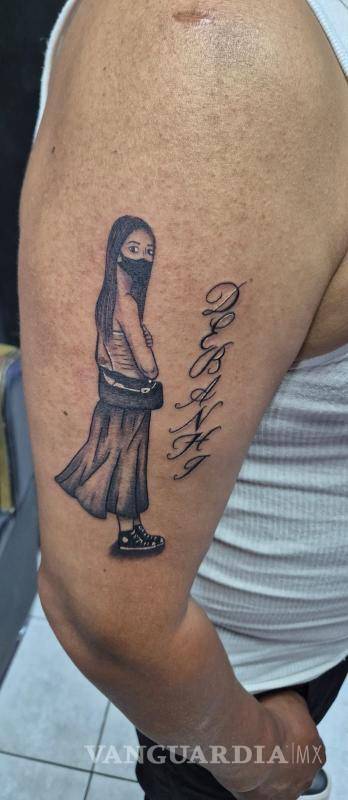 $!A más de cuatro años de la desaparición y muerte de su hija, Escobar compartió que se tatuó en el brazo derecho la última imagen que se tiene de Debanhi con vida.