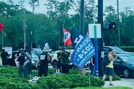 Un grupo de militantes portaba la bandera en favor de Ron DeSantis como presidente de Estados Unidos, y las esvásticas nazis.