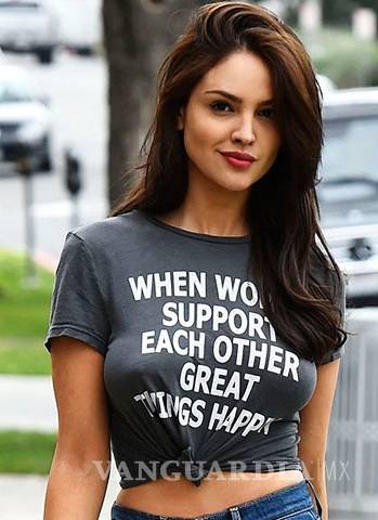 Eiza González pasea con camiseta, pero sin brasier por Los Ángeles