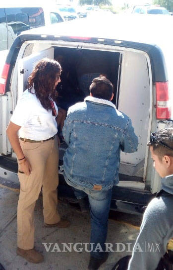 $!Aseguran a migrantes abandonados por 'polleros' en la carretera 57 de Coahuila; son llevados al INM