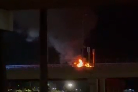 La emergencia obligó a suspender momentáneamente el paso de vehículos particulares y de carga en el puente internacional, mientras autoridades atendían el incendio y desplegaban acciones para localizar al fugitivo.