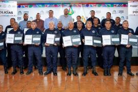 Autoridades municipales acompañan al Alcalde en la ceremonia de entrega de estímulos a los elementos de la Policía Municipal por su compromiso con la ciudadanía.