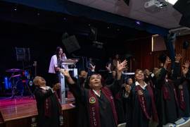 Egresados celebran la culminación de su preparación académica y espiritual.