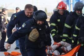 Las imágenes publicadas por el presidente Volodymyr Zelenskiy mostraban cuerpos esparcidos por el suelo mientras los rescatistas trasladaban a los heridos en camillas.