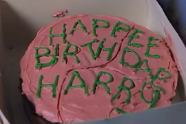 Recordemos que en el primer libro y consecuencia primera película, Hagrid le dio un obsequio más que especial a Potter: su primer pastel.