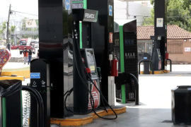 De las 106 estaciones de servicio existentes en la ciudad, 57 rebasan el precio acordado a nivel nacional entre el Gobierno Federal y empresarios gasolineros.
