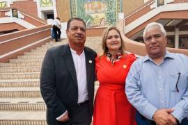 Arturo Díaz González, secretario general de la Sección 35 del SNTE (izq.), destacó que muchos docentes enfrentan agresiones verbales y físicas, y reafirmó que el sindicato respalda a los maestros comprometidos con su labor.