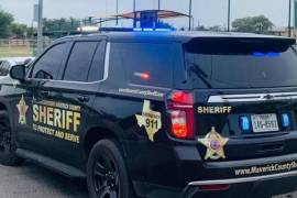 La víctima fue localizada dentro de su vehículo en Rosita Valley, mientras su bebé permanecía asegurado en su asiento infantil.