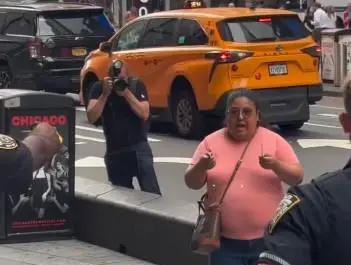 La situación se volvió especialmente tensa cuando la mujer comenzó a amenazar a los oficiales y se negó repetidamente a obedecer sus órdenes.