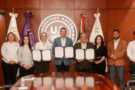Autoridades de la Universidad Autónoma de Coahuila y del Instituto Nacional Electoral en la entidad firmaron un convenio de colaboración.