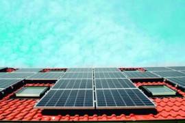 Muchos pequeños negocios e incluso hogares han instalado en sus techos paneles solares.