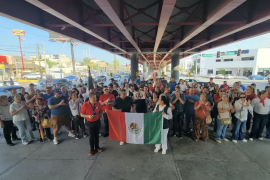 Trabajadores del IMSS de la Clínica 7 se preparan para marchar bajo el puente del bulevar Pape el próximo 30 de octubre.