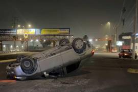 El Nissan Tiida quedó con las llantas hacia arriba tras impactarse contra el camellón en el Bulevar Fundadores.