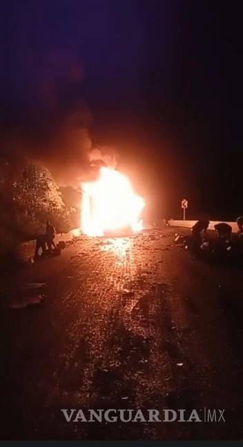 $!Tráiler cargado de alcohol paralizó la carretera 57 Saltillo-Los Chorros por 4 horas