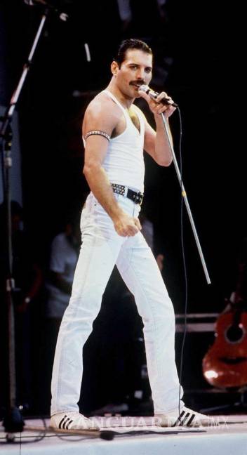 $!Foto de 1985 con el líder de Queen, Freddie Mercury en una actuación en Londres. EFE/EPA