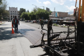 Según la información, la técnica de microcarpeta se aplica para proteger el pavimento y prolongar su vida útil en vialidades de Saltillo.