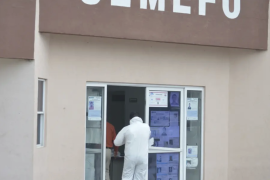 Peritos y agentes de la Fiscalía General del Estado realizaron las diligencias en la vivienda donde fue localizado el cuerpo de un hombre que permanecía sin identificar.