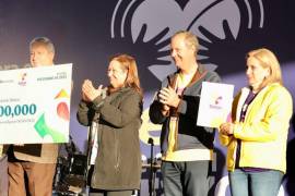 El alcalde José María Fraustro acudió en representación de los saltillenses para realizar el donativo.
