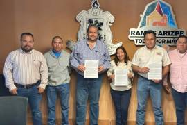 Funcionarios del Gobierno Municipal de Ramos Arizpe y líderes sindicales celebran la firma del acuerdo que garantiza derechos laborales para los trabajadores del Ayuntamiento.