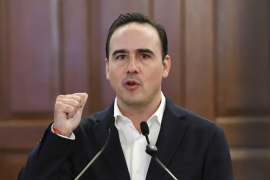 El gobernador de Coahuila durante un encuentro con medios, donde cuestionó los tiempos de la prórroga solicitada por CIESA.
