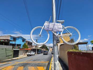 Colectivos instalaron una bicicleta blanca en memoria de Manuel Chaparro Aquino, exigiendo mayor seguridad vial para los usuarios vulnerables de las calles de Saltillo.