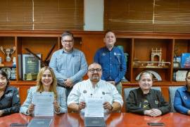 Autoridades del CJM y del Tec Laguna durante la firma del convenio de colaboración.