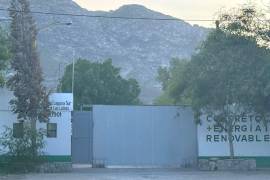 Los cuerpos de emergencia acudieron al establecimiento tras el reporte de un trabajador atrapado bajo una estructura de concreto.