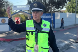 Agentes de Tránsito mantienen presencia en zonas escolares para agilizar la circulación y dar prioridad a peatones.