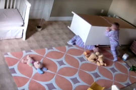 Niño de 2 años levanta una cómoda para salvar a su gemelo