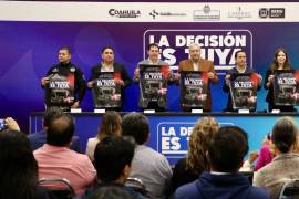 ”La decisión es tuya” tiene como objetivo crear conciencia entre la juventud sobre los peligros de conducir bajo los efectos del alcohol, dijo el alcalde José María Fraustro Siller (c).