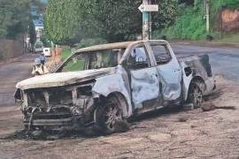 Transportistas fueron obligados a cerrar entronques carreteros y quemar una camioneta, así como neumáticos, en un intento para evitar el traslado del líder criminal.