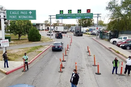 El movimiento de mercancías por la frontera Piedras Negras-Eagle Pass reporta una disminución en los ingresos aduaneros durante este año.