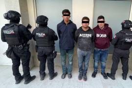 Tres hombres y un menor fueron detenidos en Salinas Victoria tras rescatar a un trailero que estaba privado de su libertad; autoridades aseguraron un arma, un inhibidor de señal y el tractocamión robado
