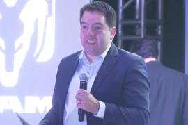 Carlos Neymar, director de la marca RAM, durante la presentación de los nuevos uniformes de Saraperos.