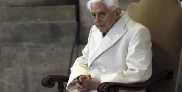 En esta imagen de archivo del 8 de diciembre de 2015, el papa emérito Benedicto XVI sentado en la basí­lica de San Pedro durante una ceremonia para celebrar el inicio del año litúrgico.