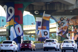 El Gobierno de Coahuila cuestionó la viabilidad operativa del pase turístico aprobado en Nuevo León para vehículos con placas foráneas.