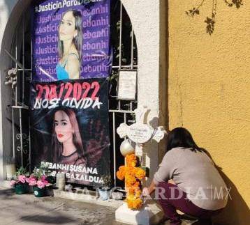 $!Los padres de Debanhi Susana Escobar Bazaldúa acudieron a limpiar y colocar ofrendas florales al sitio en donde fue hallado su cuerpo