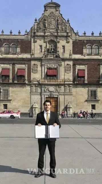$!Andrés Marcelo Arredondo entregó en el Palacio Nacional la propuesta del magnate sudcoreano.