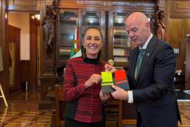 Al cierre de la reunión, el directivo entregó a Sheinbaum las tarjetas oficiales de la FIFA.