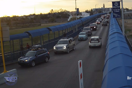 Largas filas de automóviles se formaron este fin de semana en los puentes internacionales de Piedras Negras.