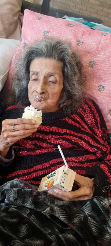 $!Rosita Raygoza Enciso, la interna más longeva, celebra sus 102 años con alegría y pastel en el Asilo Ropero del Pobre.